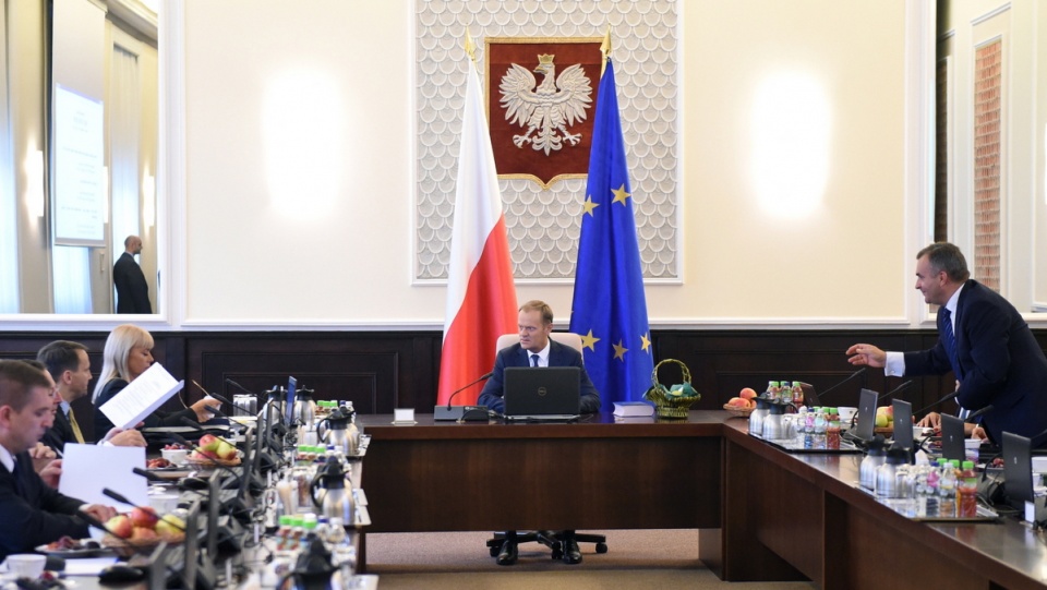 Premier Donald Tusk (C-za stołem) w trakcie ostatniego przed swoją dymisją posiedzenia RM. Fot. PAP/Radek Pietruszka