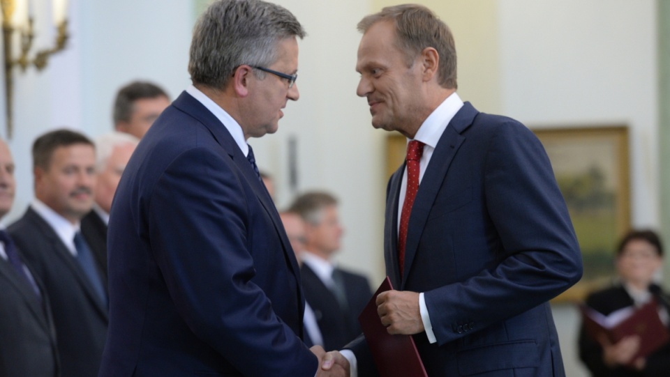 Premier Donald Tusk (P) i Bronisław Komorowski (L) podczas uroczystości przyjęcia przez prezydenta RP dymisji Rady Ministrów, 11 bm. w Pałacu Prezydenckim w Warszawie. Szef rządu podał się do dymisji. Fot. PAP/Jacek Turczyk