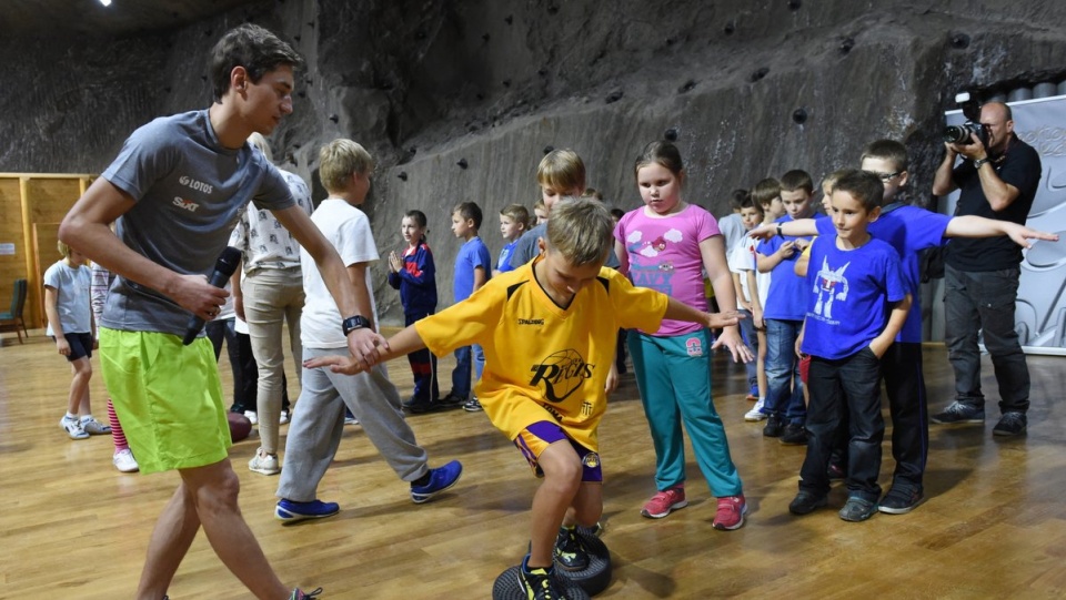 Spotkanie ze skoczkiem odbyło się w ramach projektu "Trenuj z Mistrzem" Fundacji Sportowcy Dzieciom. Fot. PAP/Jacek Bednarczyk