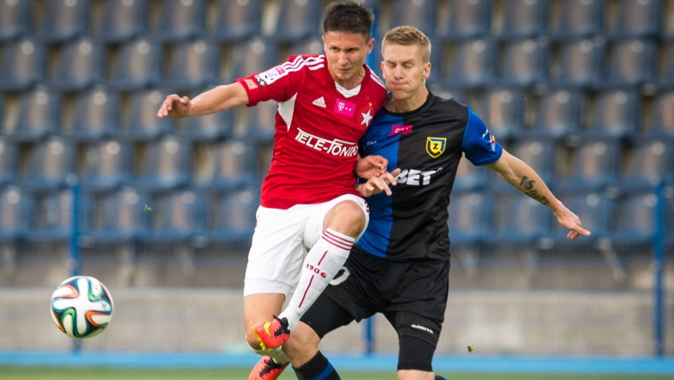 Zawodnik Zawiszy Bydgoszcz Jakub Wójcicki (P) walczy o piłkę z Maciejem Jankowskim (L) z Wisły Kraków. Fot. PAP/Tytus Żmijewski