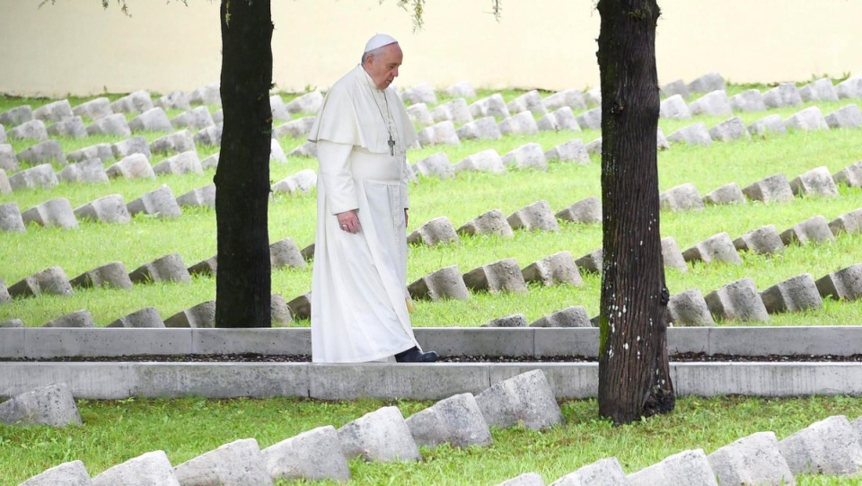 "Chciwość, nietolerancja, żądza władzy; pobudzają do decyzji o wojnie" - powiedział w homilii papież Franciszek. Fot. PAP/EPA