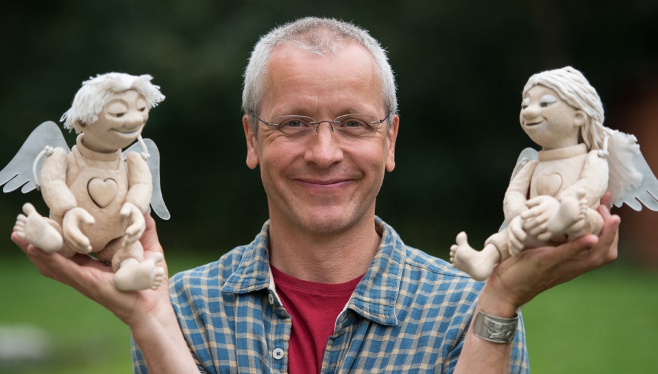 Bernd Ogrodnik, dyrektor artystyczny The World of Puppets i jego lalki z zespołem Downa. Fot. PAP/Maciej Kulczyński