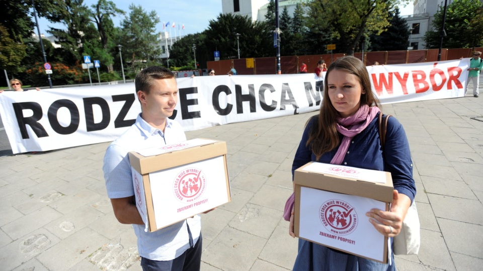 Liderzy KIU złożyli w Sejmie podpisy poparcia dla projektu ustawy. Fot. PAP/Bartłomiej Zborowski