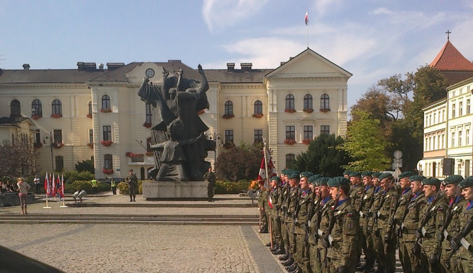Po mszy świętej w bydgoskiej Katedrze odbyła się uroczystość patriotyczna na Starym Rynku. Fot. Andrzej Krystek