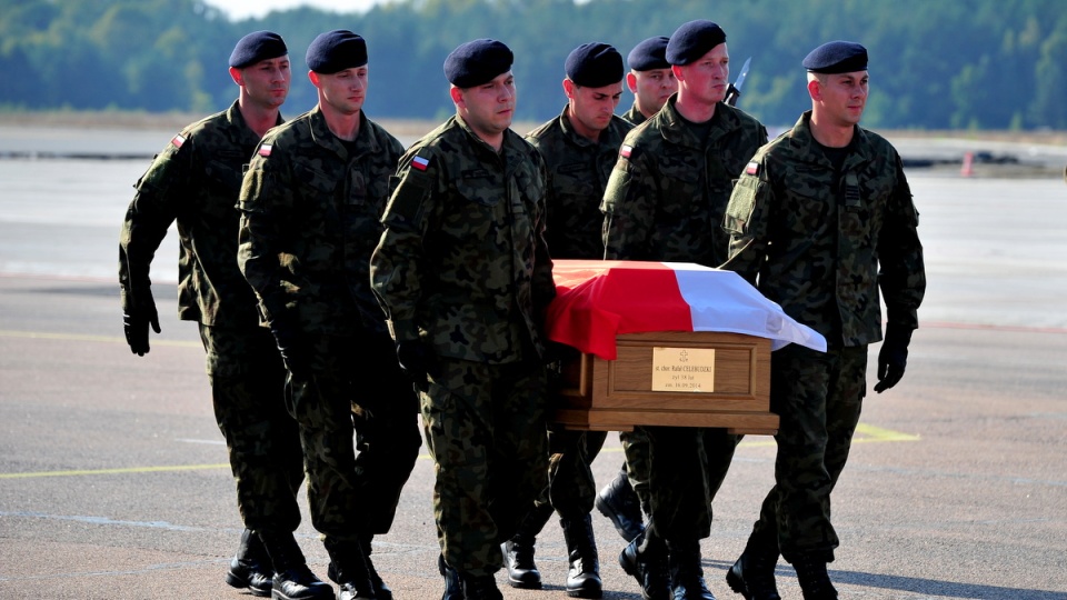 Trumnę z ciałem poległego wynieśli na płytę lotniska koledzy z jednostki. Fot. PAP/Marcin Bielecki