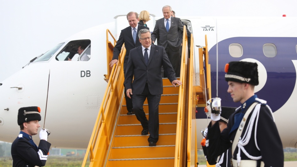 Prezydent Bronisław Komorowski (C) na lotnisku w Eindhoven. Fot. PAP/Leszek Szymański