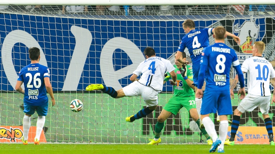 Piłkarz Zawiszy Bydgoszcz Andre Micael Pereira (#4) pokonuje bramkarza Lecha Poznań. Fot. PAP/Jakub Kaczmarczyk