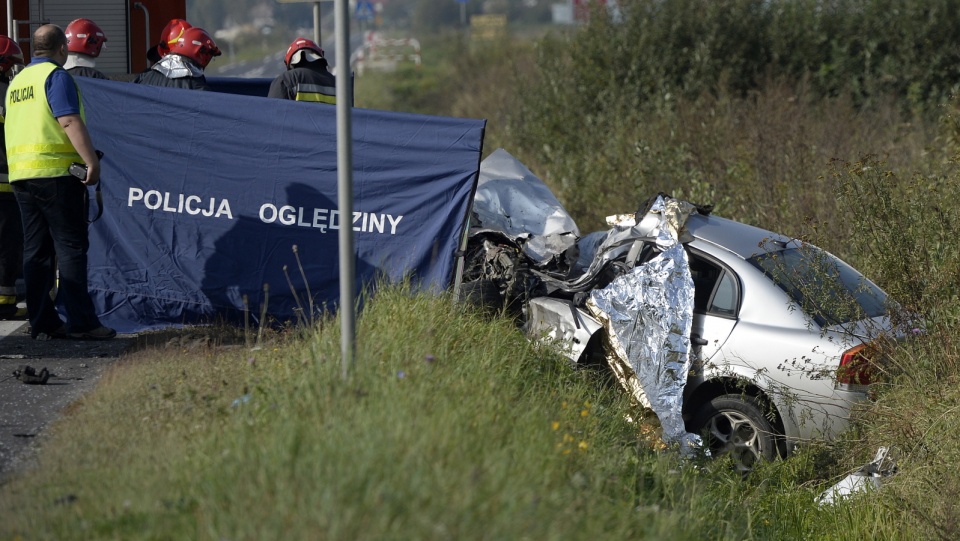 Na miejscu zginął kierowca opla. Mercedesem podróżowało kilkanaście osób. Fot. PAP/Darek Delmanowicz