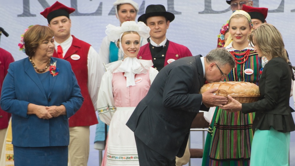 Prezydent RP oraz starościna dożynek podczas ceremoniału dożynkowego. Fot. PAP/Grzegorz Michałowski