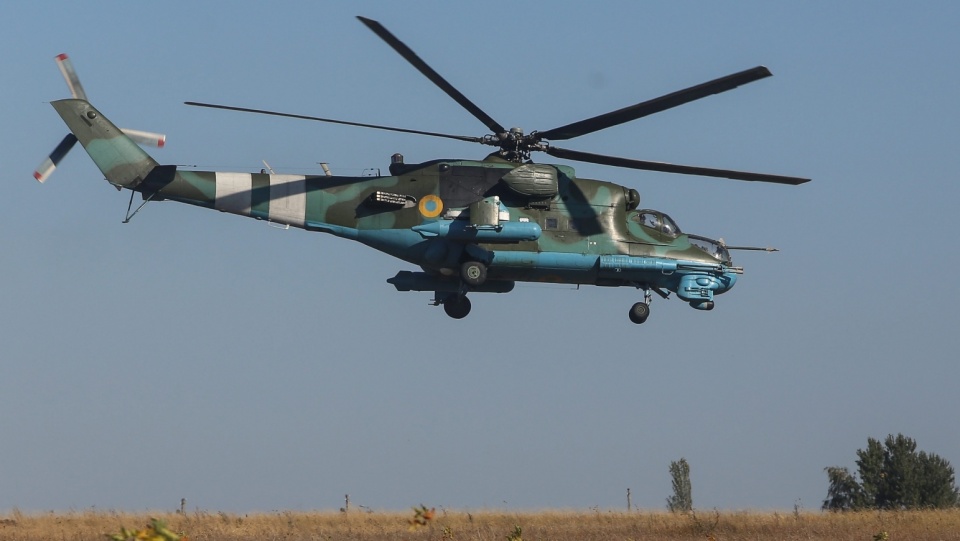 Ukraiński helikopter wojskowy nad polem w Kramatorsku niedaleko Sławianska. Fot. PAP/EPA