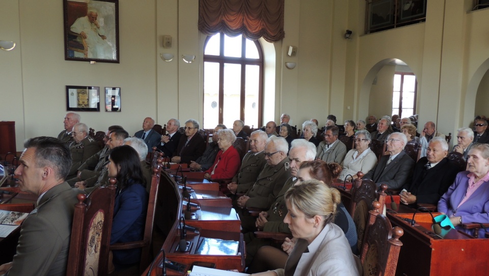 Represjonowani żołnierze, historycy, samorządowcy i młodzież - to uczestnicy konferencji popularno-naukowej w sali sesyjnej bydgoskiego ratusza. Fot. Maciej Wilkowski