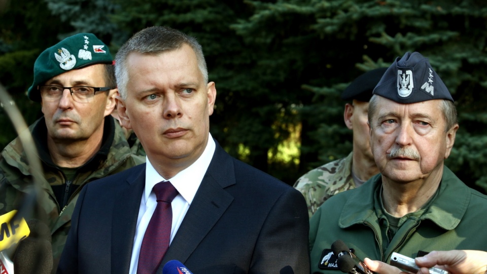 Wicepremier, minister obrony narodowej Tomasz Siemoniak (C), Dowódca Generalny Rodzajów Sił Zbrojnych gen. Lech Majewski (P) i kierownik ćwiczenia Dowódca Operacyjny Rodzajów Sił Zbrojnych gen. broni Marek Tomaszycki (L), podczas otwarcia ćwiczenia Sił Zbrojnych RP "Anakonda". Fot. PAP/Tomasz Gzell