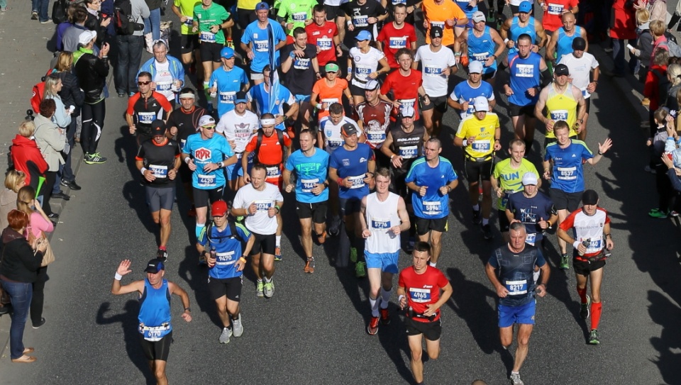 Zawodnicy na trasie 36. PZU Maratonu Warszawskiego. Fot. PAP/Paweł Supernak