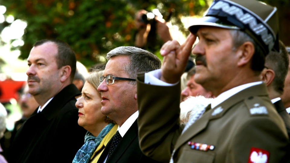 Budy Zosine. Prezydent Bronisław Komorowski (2P) i generał brygady Wojska Polskiego, dowódca Garnizonu Warszawa Wiesław Grudziński (P) podczas obchodów 70. rocznicy bitwy pod Jaktorowem na Cmentarzu Wojennym Żołnierzy Armii Krajowej Grupy Kampinos. Fot.PAP/Tomasz Gzell