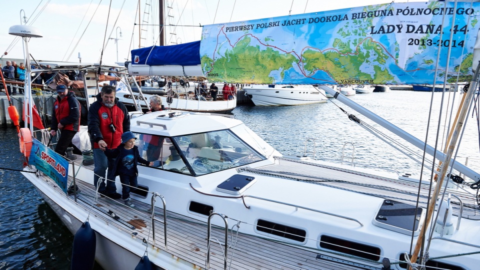 Polski jacht "Lady Dana 44", cumuje do sopockiej mariny po opłynięciu bieguna północnego. Fot. PAP/Adam Warżawa