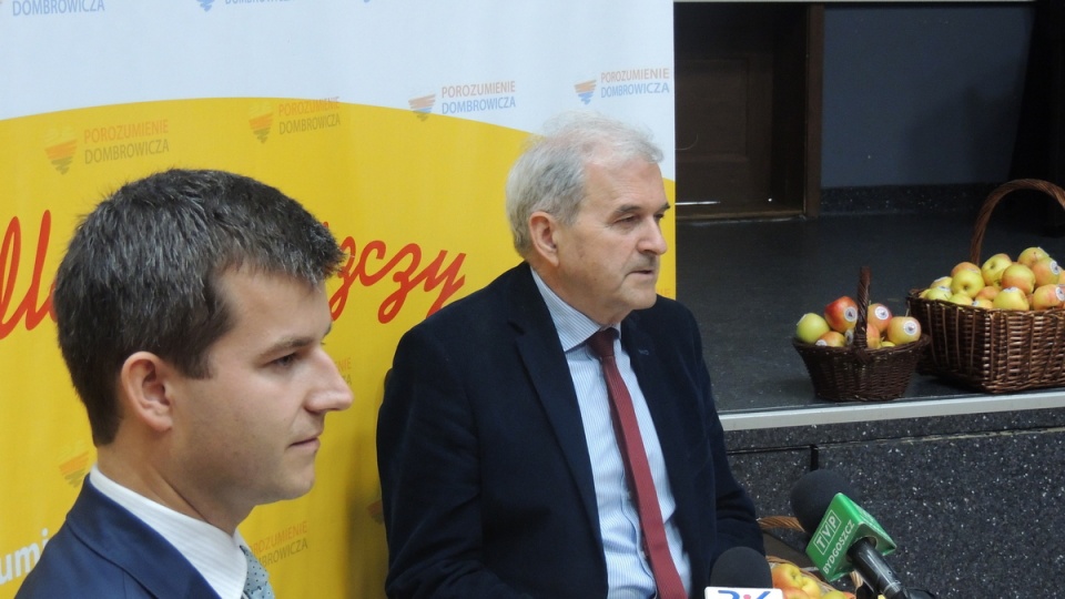 Jerzy Woźniak (L) z Komitetu Wyborczego Wyborców "Porozumienie Dombrowicza" i kandydat na prezydenta Bydgoszczy Konstanty Dombrowicz (P) na konferencji prasowej. Fot. Maciej Wilkowski