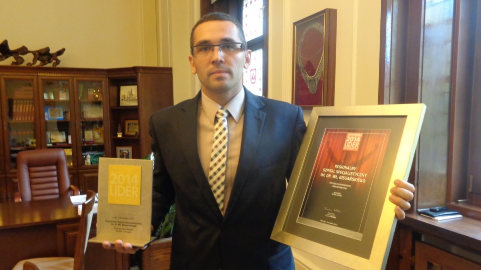 Jarosław Boryń, kierownik działu informatyki szpitala w Grudziądzu ze statuetką Lidera Informatyki i dyplomem. Fot. Marcin Doliński