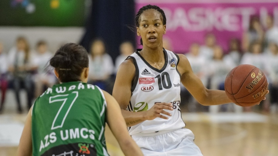 Katarzyna Skwara (L) z Pszczółka AZS UMCS Lublin blokuje Maurite Reid (P) z Energi Toruń podczas meczu pierwszej kolejki Basket Ligi Kobiet. Fot. PAP/Wojciech Pacewicz