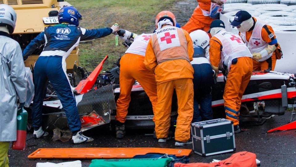 Bianchi uderzył w dźwig do odholowywania uszkodzonych bolidów. Fot. PAP/EPA/HIROSHI YAMAMURA