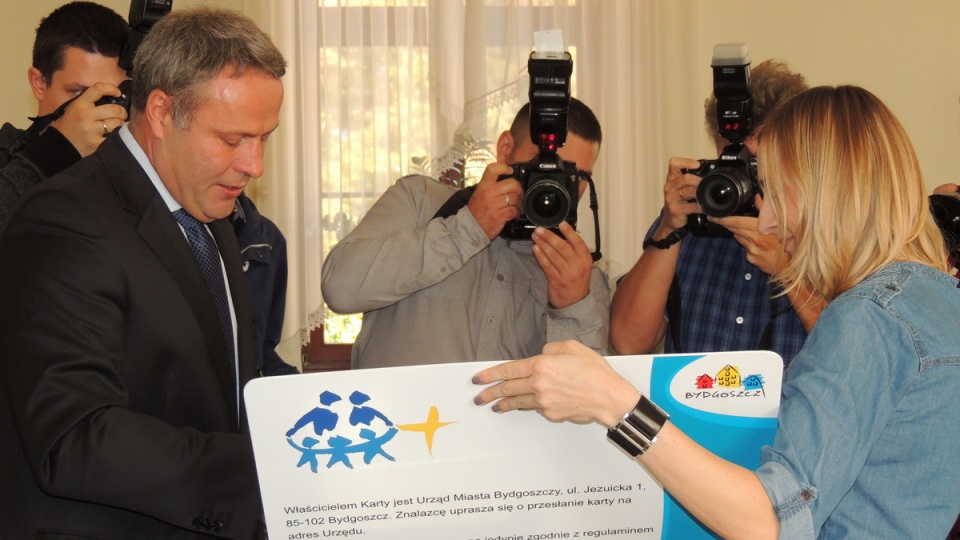 Bydgoskiej rodzinie z Osowej Góry dziesięciotysięczną kartę wręczył prezydent miasta, Rafał Bruski. Fot. Tatiana Adonis