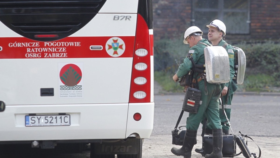 Ratownicy górniczy przed Kopalnią Węgla Kamiennego "Mysłowice-Wesoła". Fot. PAP/Andrzej Grygiel