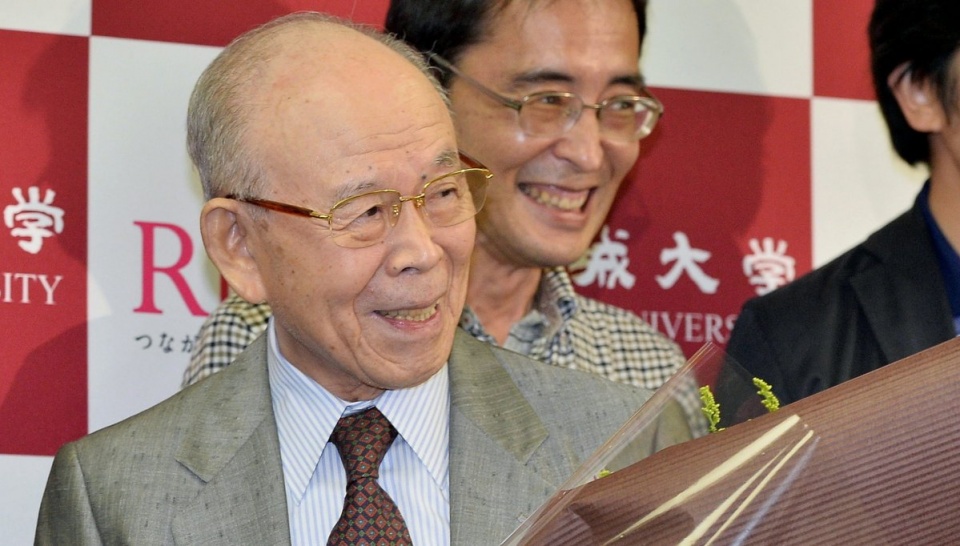 Prof. Isamu Akasaki odbiera gratulacje. Fot. PAP/EPA/TORU OZAWA