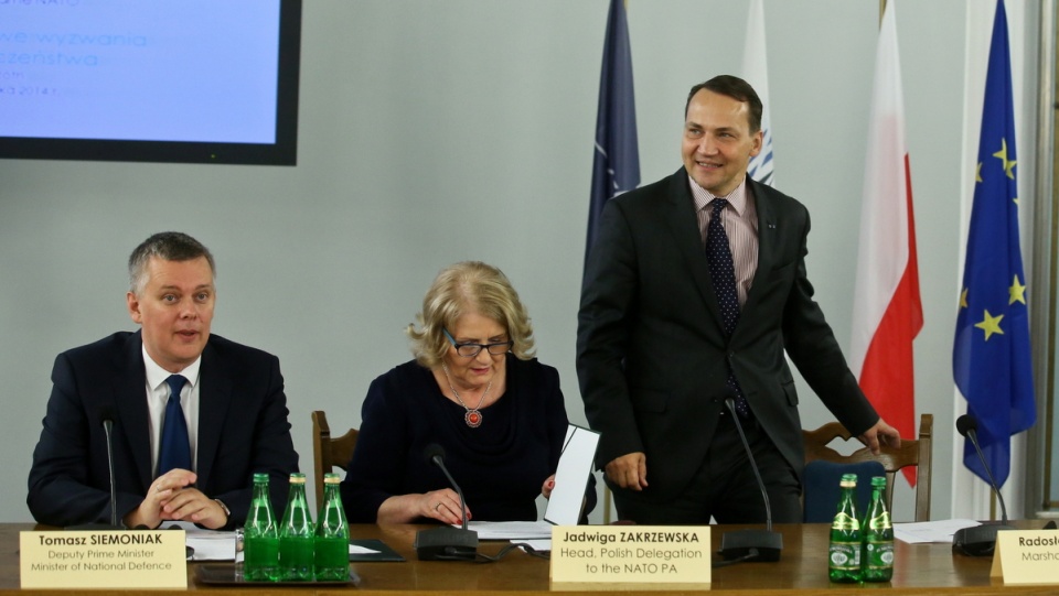 Wicepremier, minister obrony narodowej Tomasz Siemoniak (L), przewodnicząca Delegacji Sejmu i Senatu do Zgromadzenia parlamentarnego NATO poseł Jadwiga Zakrzewska (C) i marszałek Sejmu Radosław Sikorski (P) podczas 87. seminarium Rose-Roth poświęconego wyzwaniom politycznym i bezpieczeństwa w Europie Wschodniej. Fot. PAP/Rafał Guz