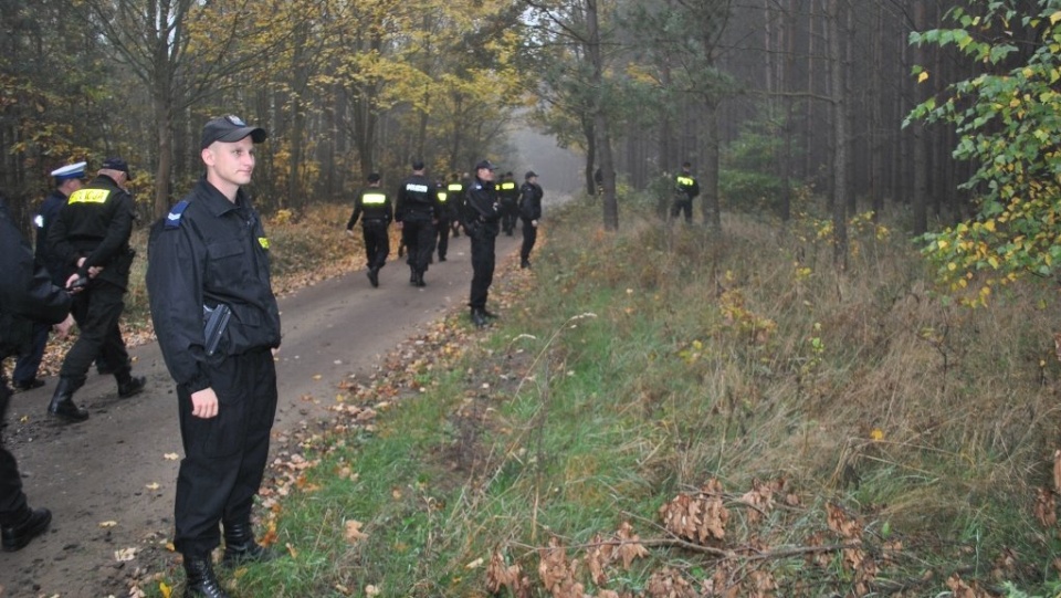 Ćwiczenia polegały na poszukiwaniu w lesie mężczyzny z bronią. Fot. Policja