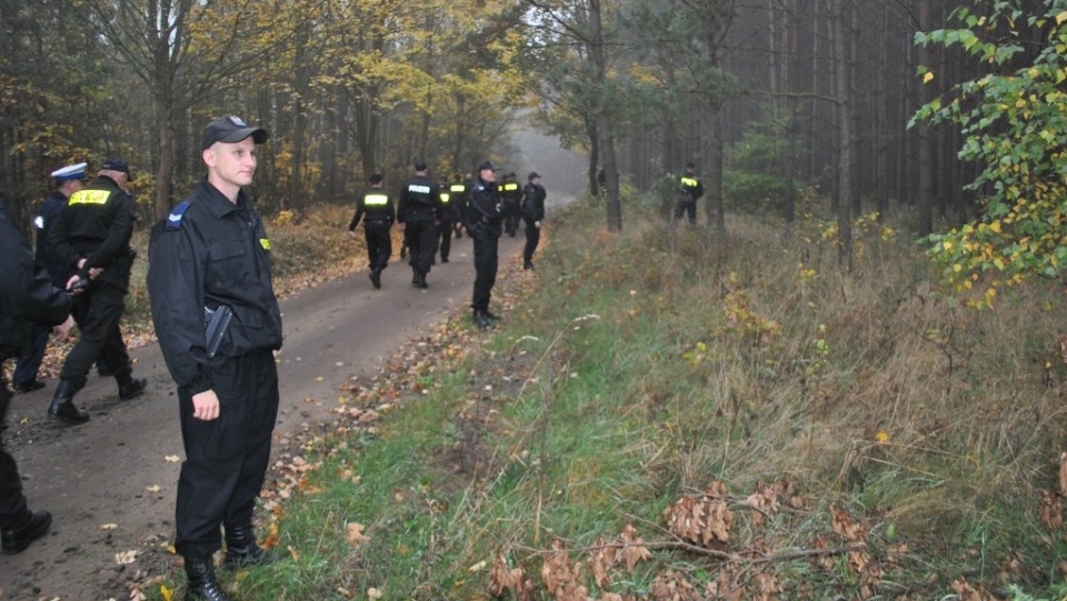 Ćwiczenia polegały na poszukiwaniu w lesie mężczyzny z bronią. Fot. Policja