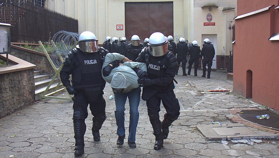 Scenariusz ćwiczeń zakładał m.in. obecność grupy agresywnych osób, które żądały uwolnienia osadzonych. Fot. Policja