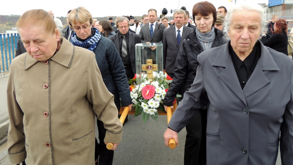 W procesji niesiono relikwie bł.ks. Jerzego Popiełuszki