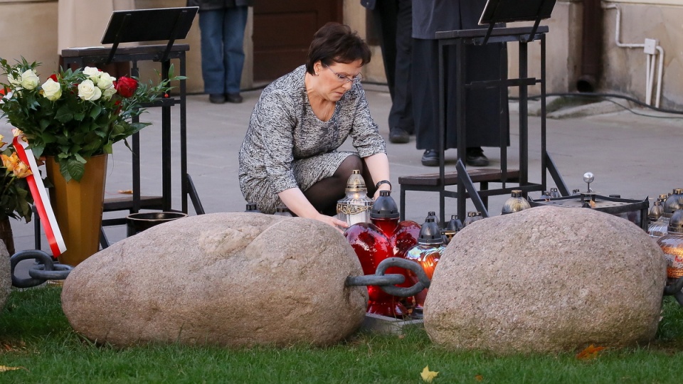 Premier Ewa Kopacz złożyła kwiaty i zapaliła znicz na grobie bł. księdza Jerzego Popiełuszki. Fot. PAP/Paweł Supernak