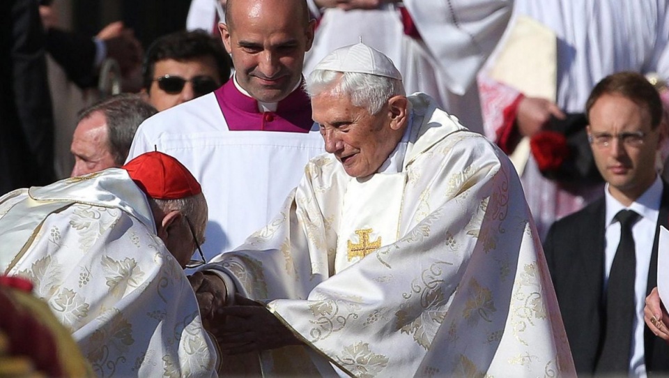 Po przyjściu na plac Świętego Piotra, papież Franciszek podszedł do Benedykta XVI i przywitał się z nim. Fot. PAP/EPA