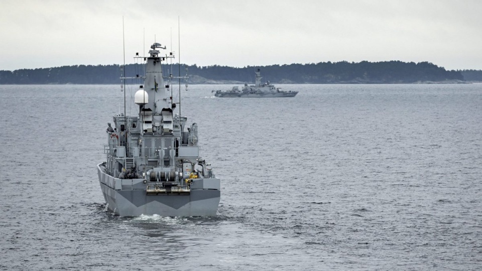"To jest akcja zwiadowcza, nie pościg za okrętem podwodnym" - powiedział komandor Jonas Wikstroem. Fot. PAP/EPA