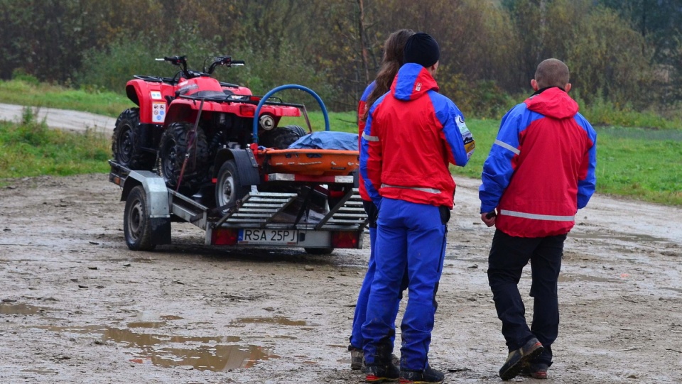 Zniszczony quad ratowników Bieszczadzkiej Grupy GOPR w Sanoku. Pojazd zniszczył niedźwiedź, który zaatakował ratowników, przewrócił pojazd do góry kołami, rozerwał opony. PAP/Darek Delmanowicz