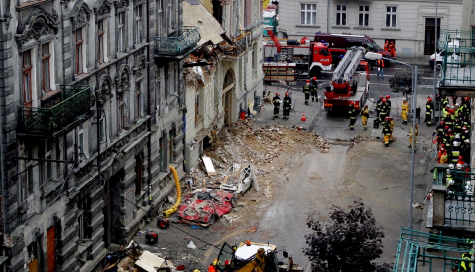Eksplozja przed godz. 5 w czwartek zniszczyła trzy kondygnacje budynku w centrum Katowic. Fot. PAP/Andrzej Grygiel