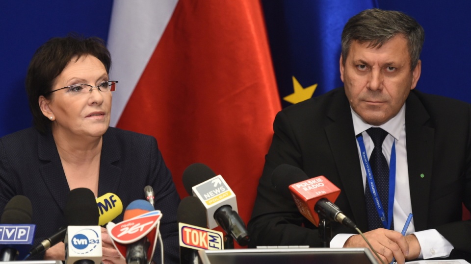 Premier Ewa Kopacz (L) i wicepremier, minister gospodarki Janusz Piechociński (P) na konferencji prasowej po zakończeniu drugiego dnia posiedzenia Rady Europejskiej w Brukseli. Fot. PAP/Radek Pietruszka