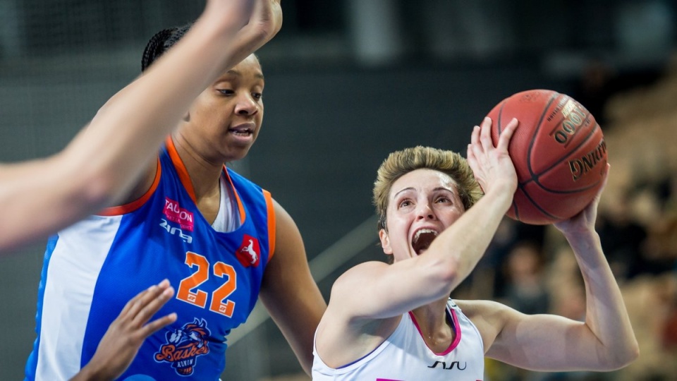 Jessica Lawson (L) z Basket Konin i Julie McBride (P) z Artego Bydgoszcz przy piłce podczas meczu Tauron Basket Ligi kobiet. Fot. PAP/Tytus Żmijewski