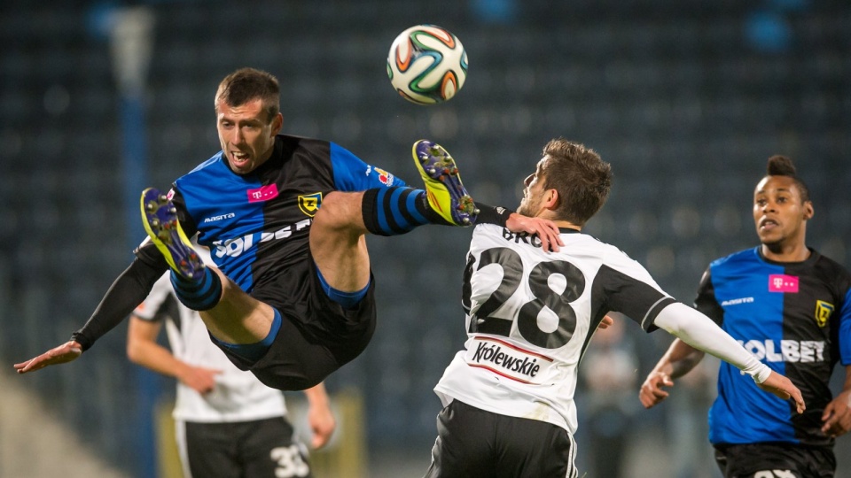 Sebastian Ziajka z Zawiszy w akcji. Fot. PAP/Tytus Żmijewski