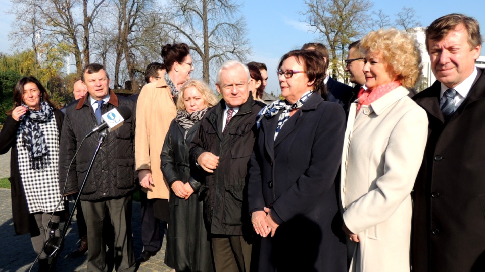 Były premier uczestniczył we wspólnej konferencji prasowej z udziałem m.in. pań - liderek list SLD w zbliżających się wyborach. Fot. Tatiana Adonis