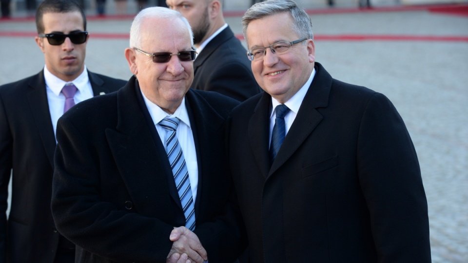 Prezydent RP Bronisław Komorowski (P) oraz prezydent Izraela Reuwen Riwlin (L) na dziedzińcu Pałacu Prezydenckiego w Warszawie. Fot. PAP/Jacek Turczyk