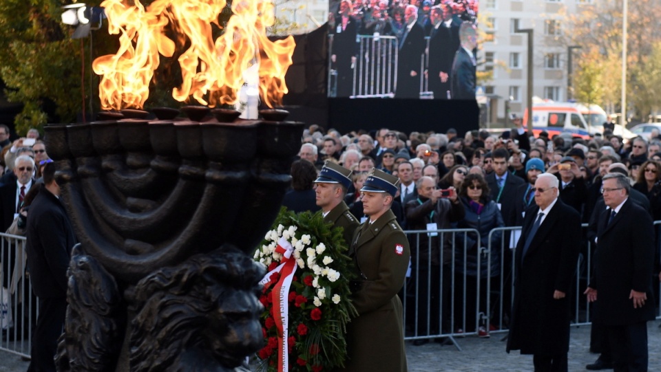 Prezydent RP Bronisław Komorowski (P) oraz prezydent Izraela Reuwen Riwlin (2P) składaja kwiaty pod pomnikiem Bohaterów Getta przed Muzeum Historii Żydów Polskich w Waraszawie. PAP/Radek Pietruszka