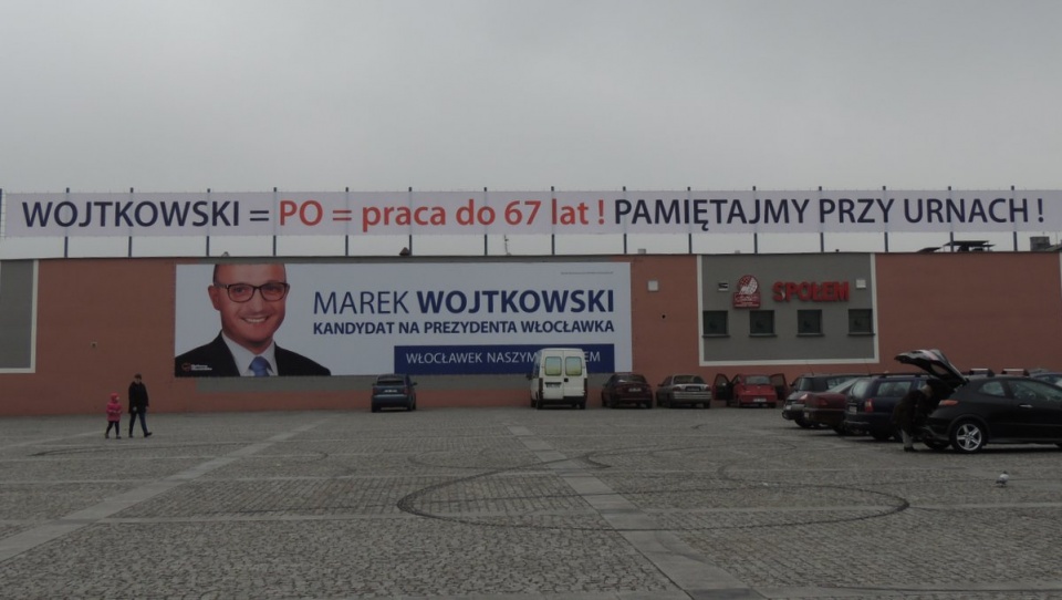 Baner lewicy tuż nad reklamą Wojtkowskiego wisi legalnie. Fot. Marek Ledwosiński