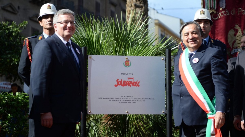 Prezydent Bronisław Komorowski (L) oraz burmistrz Palermo Leoluca Orlando (P) podczas uroczystości nadania skwerowi imienia "Solidarności". Fot. PAP/Jacek Turczyk