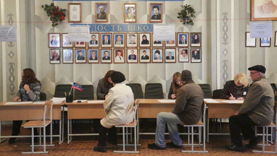 Ukraina oraz państwa zachodnie zapowiedziały, że nie uznają wyników wyborów. Natomiast zdaniem Rosji wybory są całkowicie legalne. Fot. PAP/EPA/ANASTASIA VLASOVA