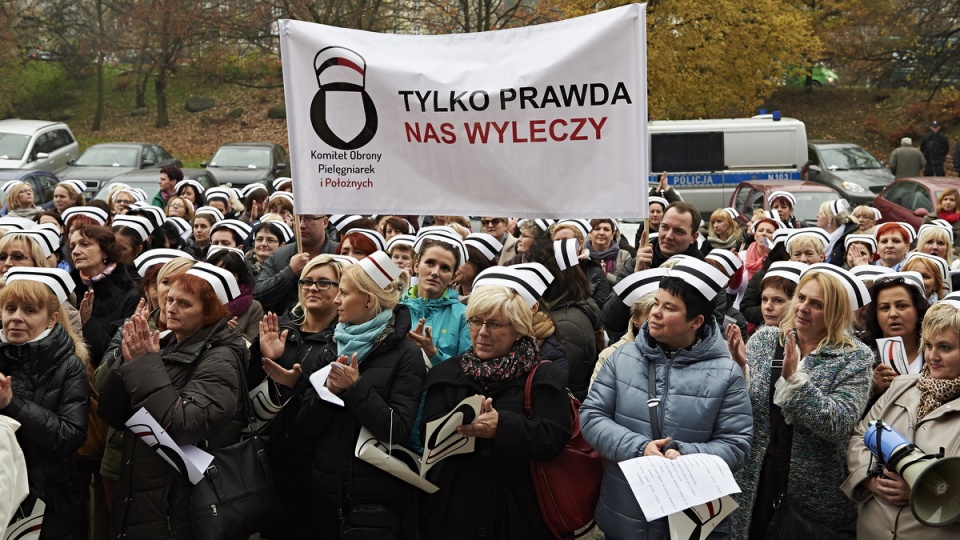 Manifestujące pielęgniarki i położne domagały się m.in. 1,5 tys. zł brutto podwyżki. Fot. PAP/Adam Warżawa