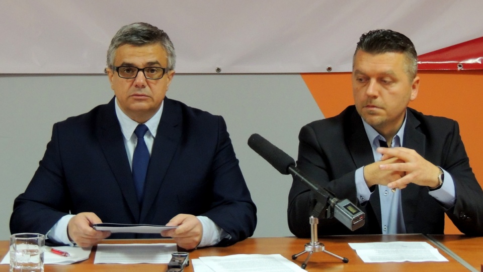 Kandydujący na prezydenta Włocławka Jacek Lebiedziński (z lewej) przedstawił aktualne sądowe zaświadczenie o niekaralności. Fot. Marek Ledwosiński