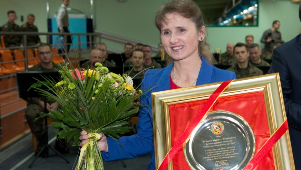 "Miałam nie płakać, ale łzy same napłynęły mi do oczu" – mówiła podczas pożegnalnej uroczystości Renata Mauer-Różańska. Fot. PAP/Maciej Kulczyński
