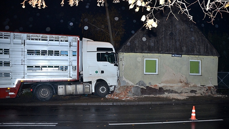 Kierowca najprawdopodobniej zasnął za kierownicą. Nikt z domowników nie ucierpiał. Fot. Policja