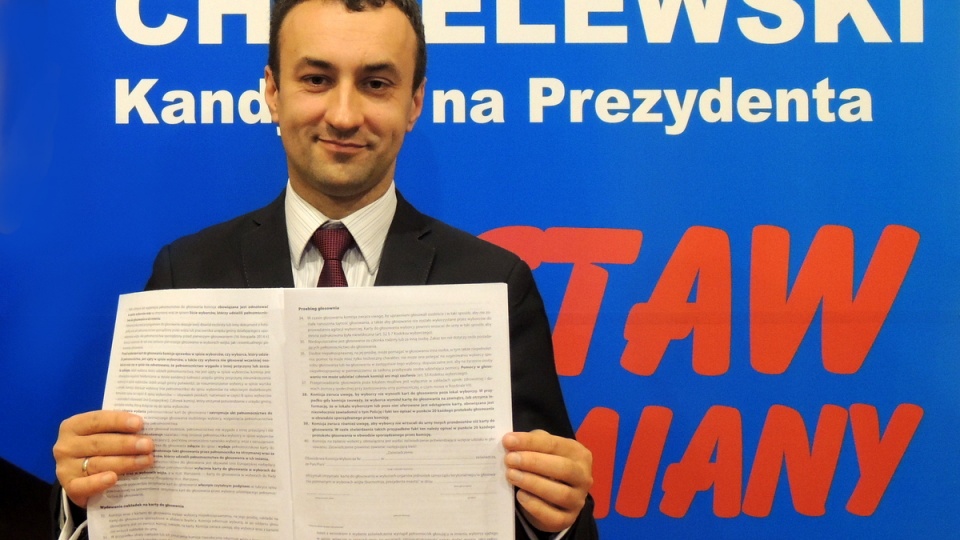 Kandydat na prezydenta Włocławka prezentuje przepisy dotyczące przebiegu głosowania. Fot. Marek Ledwosiński